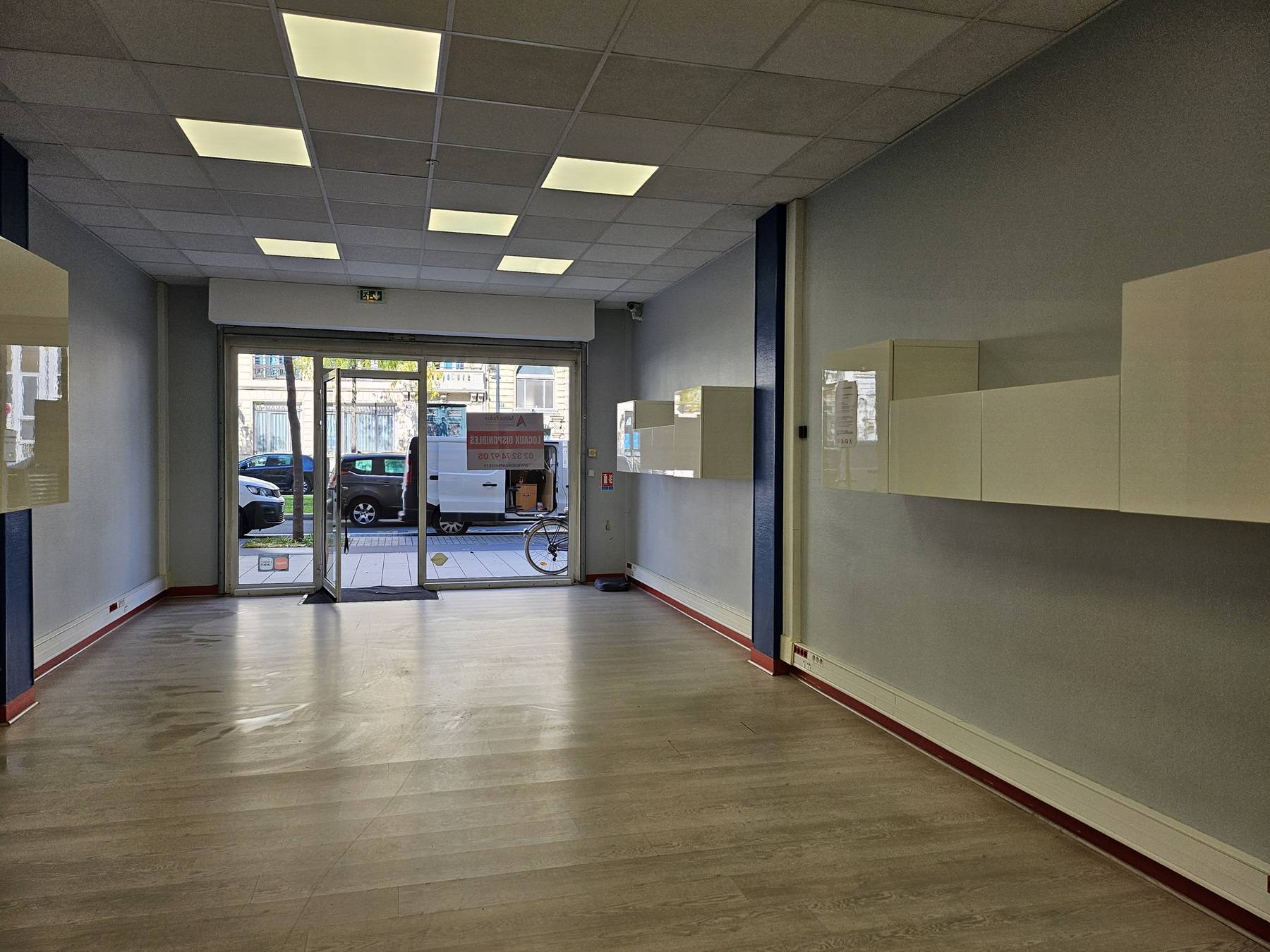 ADRIAN PARKER loue des locaux commerciaux