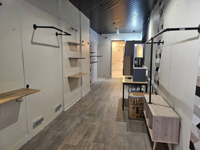 Adrian Parker loue un local commercial au HAVRE