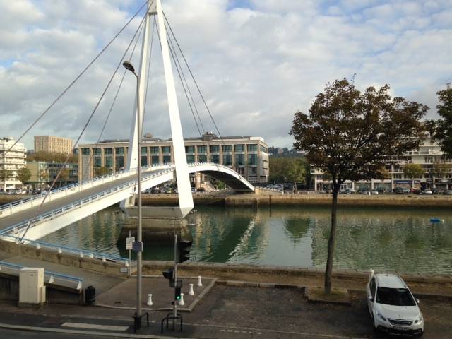 Adrian Parker loue F2 quartier Saint-François