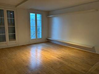 Adrian Parker loue appartement centre ville