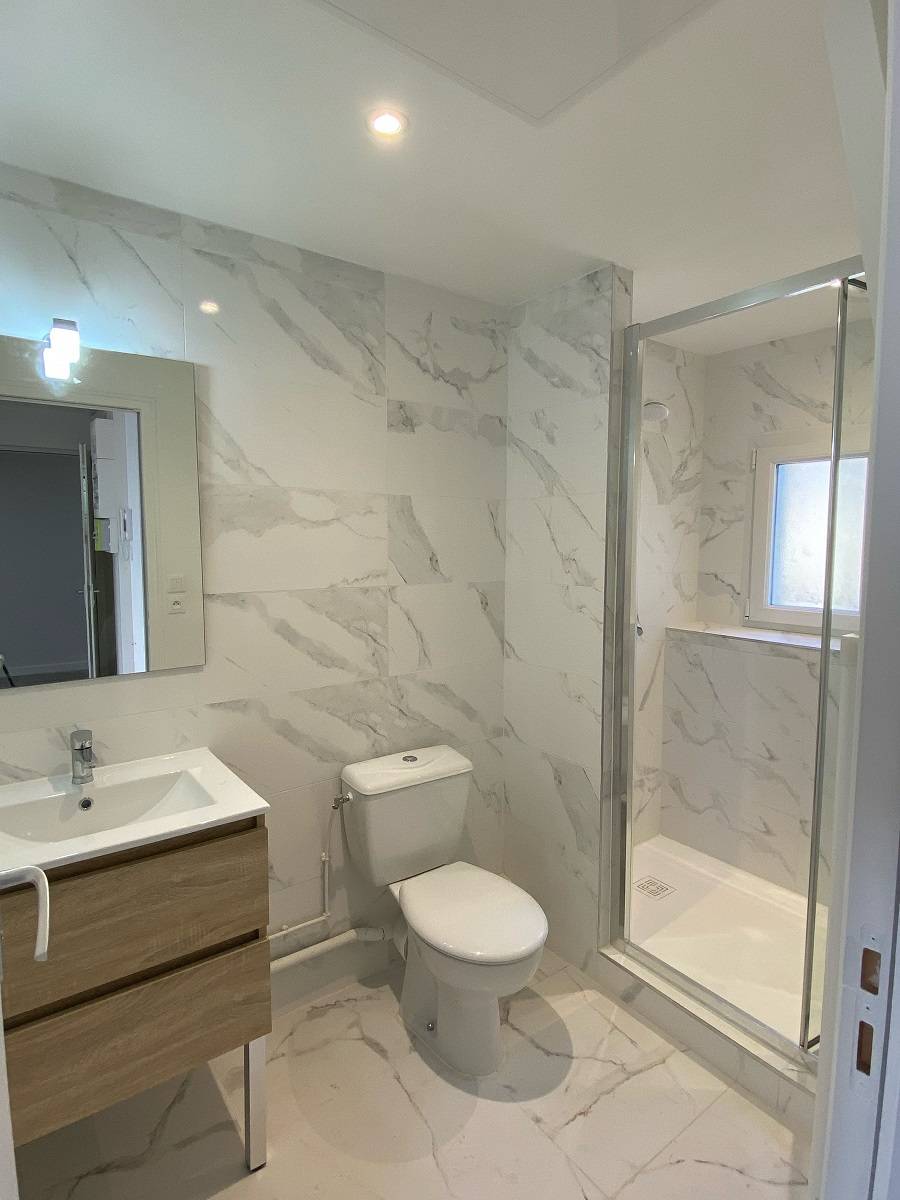 Trouver F1 à la location proche Coty avec Agence Adrian Parker