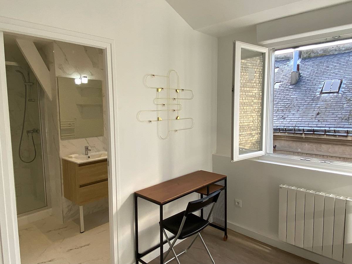 Trouver joli F1 meublé centre-ville du Havre avec Agence Adrian Parker